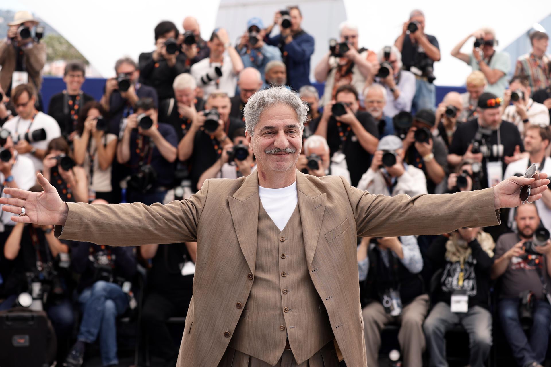 Simon Abkarian asiste a la sesión fotográfica de 'La Bataille De Gaulle : L’age De Fer' durante el 79º Festival de Cine de Cannes, en Cannes, Francia, el 21 de mayo de 2026. El festival se celebra del 12 al 23 de mayo de 2026. (Cine, Francia) EFE/EPA/TERESA SUAREZ
