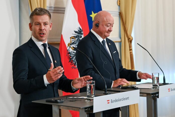 El canciller austriaco Christian Stocker (D) y el primer ministro húngaro Peter Magyar (I) celebran una rueda de prensa conjunta tras su reunión en Viena, Austria, el 21 de mayo de 2026. (Hungría, Viena) EFE/EPA/TIBOR ILLYES HUNGRÍA FUERA
