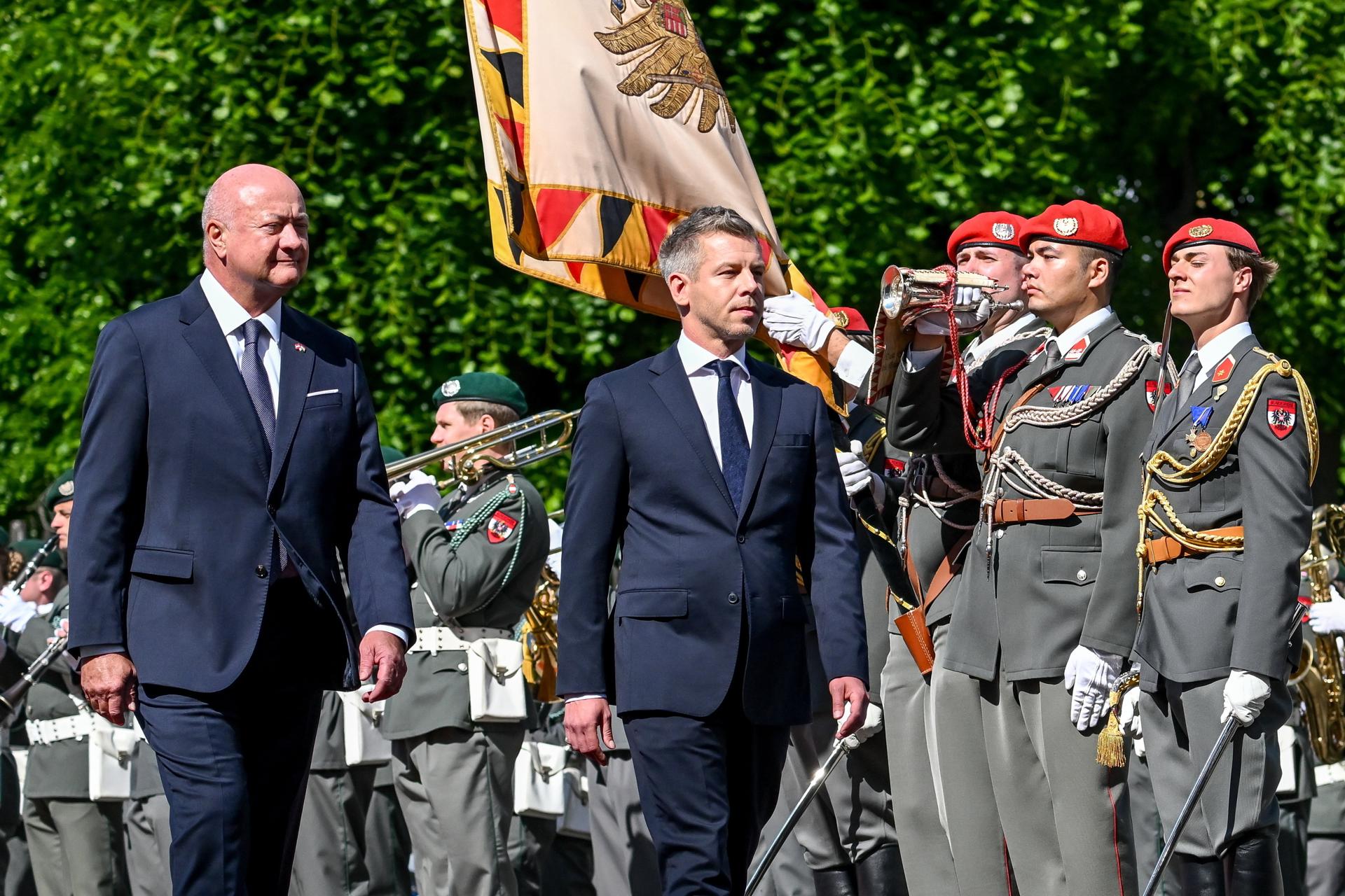 El canciller austriaco Christian Stocker (izquierda) y el primer ministro húngaro Peter Magyar (derecha) inspeccionan una guardia de honor durante una ceremonia de bienvenida en Viena, Austria, el 21 de mayo de 2026.(Hungría, Viena) EFE/EPA/TIBOR ILLYES HUNGARY OUT
