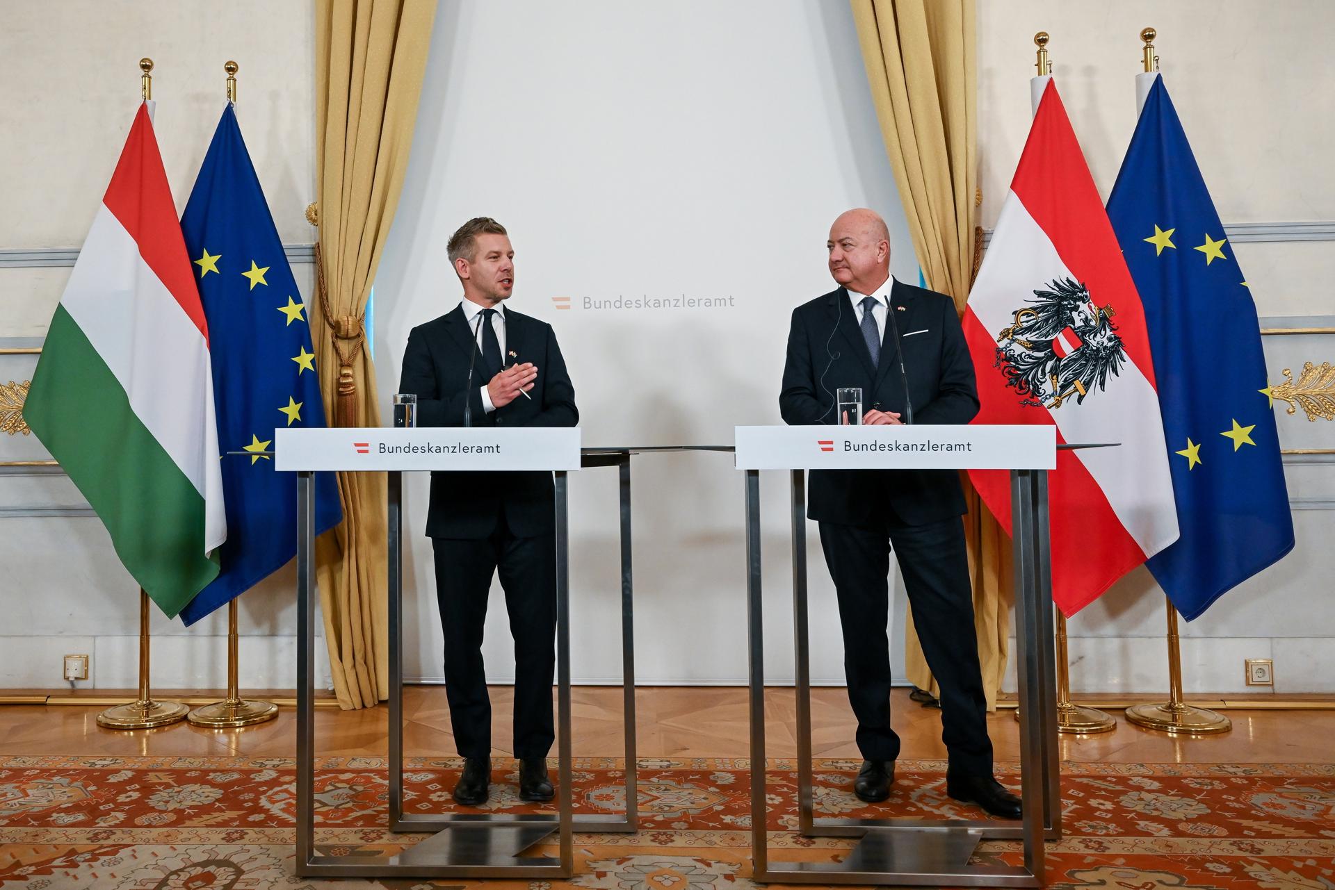 El canciller austriaco Christian Stocker (derecha) y el primer ministro húngaro Peter Magyar (izquierda) ofrecen una rueda de prensa conjunta tras su reunión en Viena, Austria, el 21 de mayo de 2026.(Hungría, Viena) EFE/EPA/TIBOR ILLYES HUNGARY OUT
