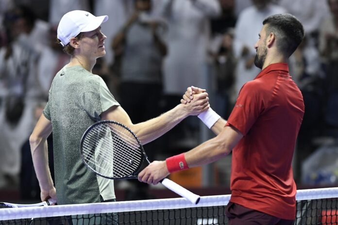 Jannik Sinner saluda a Novak Djokovic (d) durante el partido que los enfrentó en Riad, el 17 de octubre de 2024. EFE/EPA/STR
