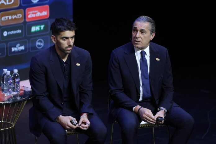 El entrenador del Real Madrid, Sergio Scariolo (d), y su jugador Facundo Campazzo (i), durante su participación este jueves en la conferencia de prensa previa a la disputa de la Final a Cuatro de la Euroliga de baloncesto. EFE/GEORGIA PANAGOPOULOU

