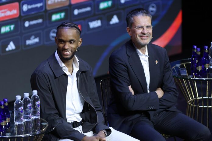 El entrenador del Valencia, Pedro Martinez (d), y su jugador Jean Montero (i) participan este jueves en la conferencia de prensa previa a la disputa de la Final a Cuatro de la Euroliga de baloncesto en Atenas. EFE/ GEORGIA PANAGOPOULOU
