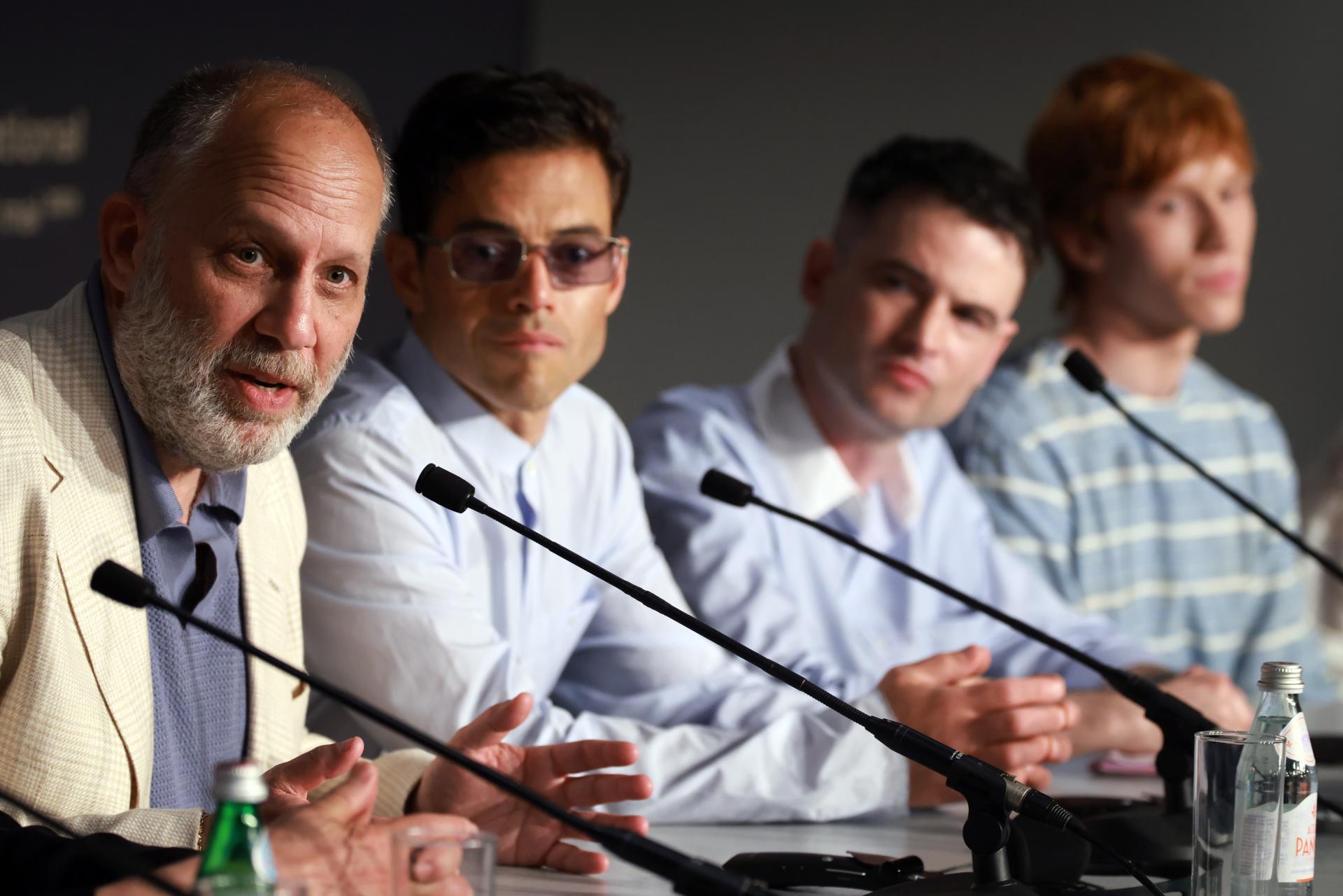 (De izquierda a derecha) El director Ira Sachs, Rami Malek, Tom Sturridge y Luther Ford asisten a la rueda de prensa de 'El hombre que amo' durante el 79º Festival de Cine de Cannes, en Cannes, Francia, el 21 de mayo de 2026. El festival se celebra del 12 al 23 de mayo de 2026. (Cine, Francia) EFE/EPA/CLEMENS BILAN / POOL
