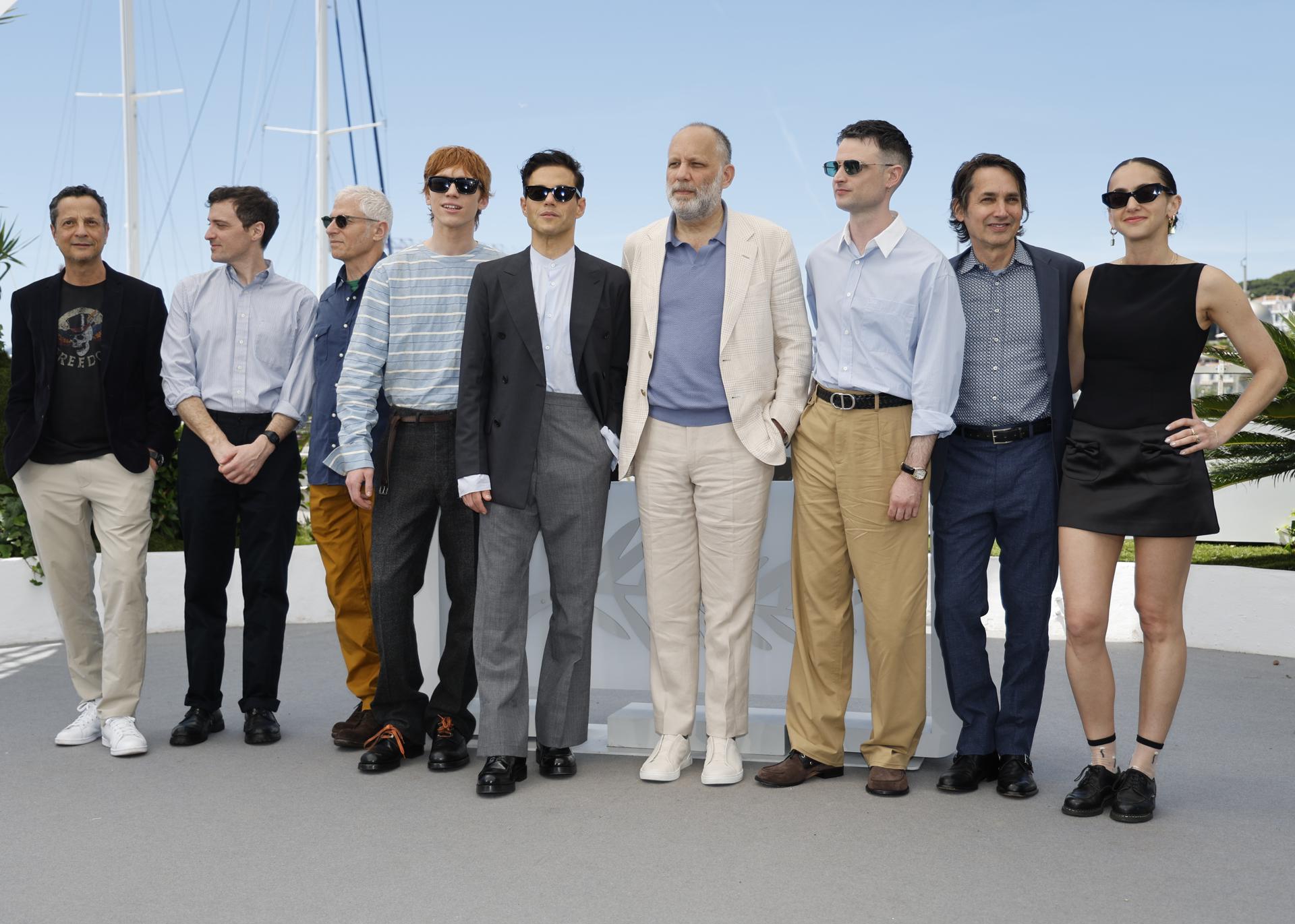 (De izquierda a derecha) Mauricio Zacharias, Mike Spreter, David Siegel, Luther Ford, Rami Malek, Ira Sachs, Tom Sturridge, Scott McGehee y Myriam Schroeter asisten a la sesión fotográfica de 'El hombre que amo' durante el 79.º Festival de Cine de Cannes, en Cannes, Francia, el 21 de mayo de 2026. El festival se celebra del 12 al 23 de mayo de 2026. (Cine, Francia) EFE/EPA/SEBASTIEN NOGIER
