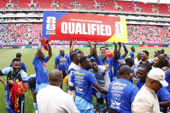 Jugadores de la selección de la República Democrática del Congo celebran su clasificación al Mundial, al finalizar un partido de repesca contra Jamaica en el Estadio Akron en Guadalajara (México). EFE/ Francisco Guasco
