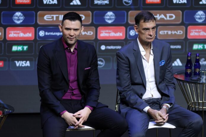 El entrenador del Olympiacos, Georgios Bartzokas (d), y su jugador Kostas Papanikolaou (i) participan este jueves en la conferencia de prensa previa a la Final a Cuatro de la Euroliga de baloncesto. EFE/ GEORGIA PANAGOPOULOU

