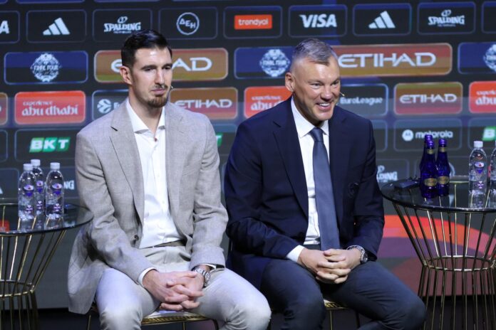 El entrenador del Fenerbahce, Saras Jasikevicius (d), y su jugador Nando de Colo (i) participan este jueves en la conferencia de prensa previa a la Final a Cuatro de la Euroliga de baloncesto. EFE/GEORGIA PANAGOPOULOU
