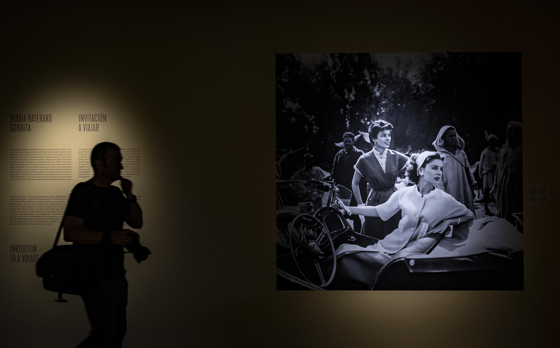 - El Museo Balenciaga de Getaria (Gipuzkoa) ha presentado este jueves la exposición 'Vivre Sa Vie. Georges Dambier y la Moda', una incursión en la alta costura parisina de los años 50 a través de la mirada del singular fotógrafo francés, pionero que rompió con las convenciones del trabajo de estudio al sacar a las modelos a la calle. EFE/Javier Etxezarreta