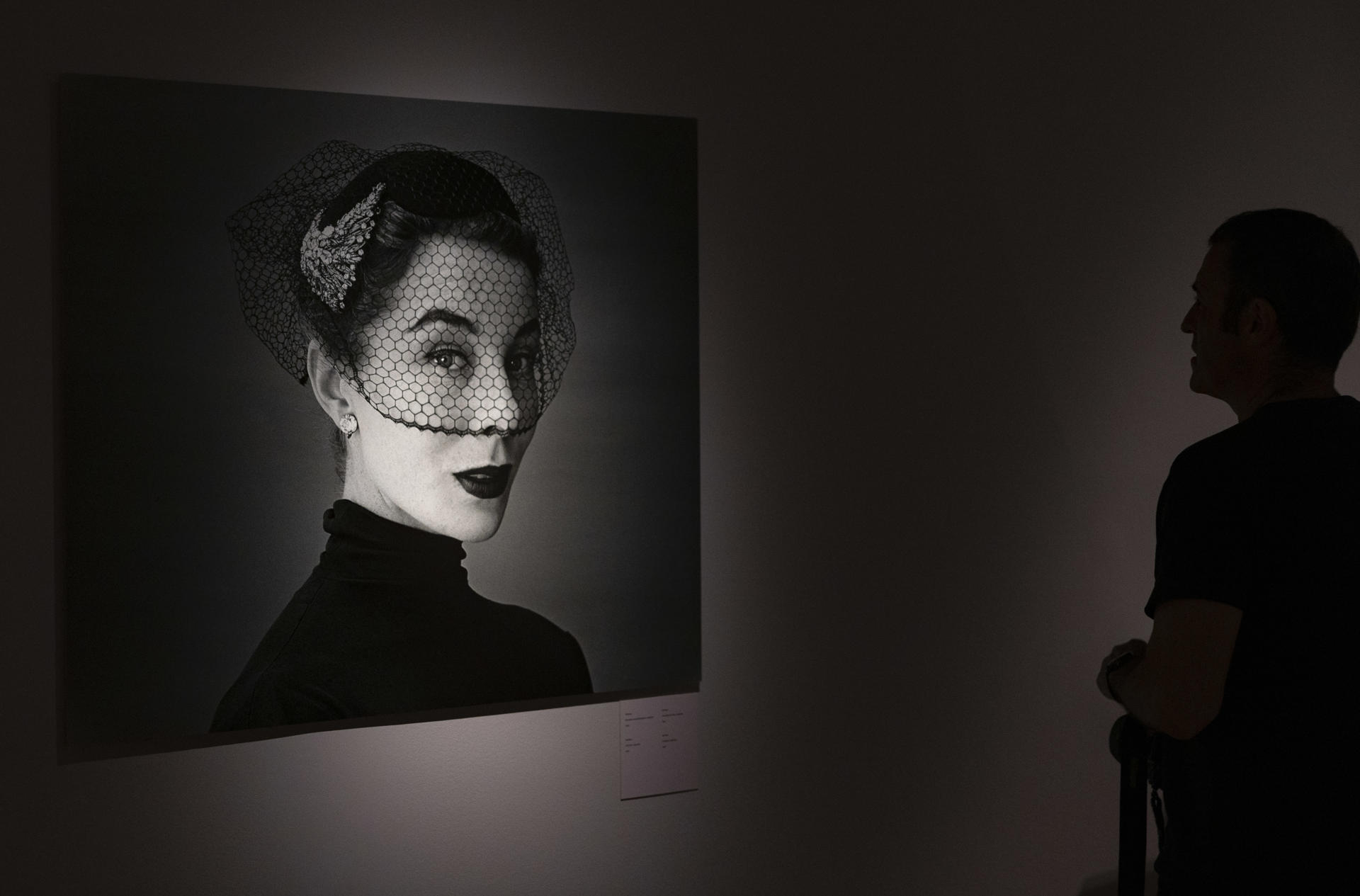 El Museo Balenciaga de Getaria (Gipuzkoa) ha presentado este jueves la exposición 'Vivre Sa Vie. Georges Dambier y la Moda', una incursión en la alta costura parisina de los años 50 a través de la mirada del singular fotógrafo francés, pionero que rompió con las convenciones del trabajo de estudio al sacar a las modelos a la calle. EFE/Javier Etxezarreta