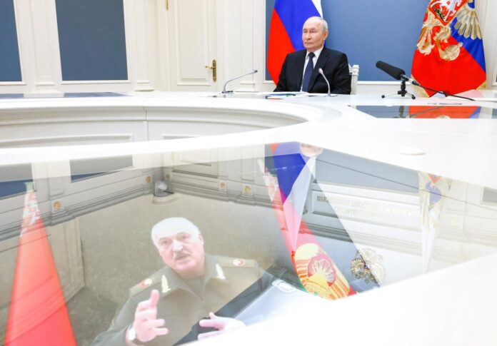El presidente ruso Vladimir Putin asiste a una reunión con el presidente bielorruso Alexander Lukashenko sobre los ejercicios de las fuerzas nucleares rusas por videoconferencia en Moscú, Rusia, el 21 de mayo de 2026. (Bielorrusia, Rusia, Moscú) EFE/EPA/MIKHAIL METZEL/SPUTNIK/KREMLIN POOL MANDATORY CREDIT
