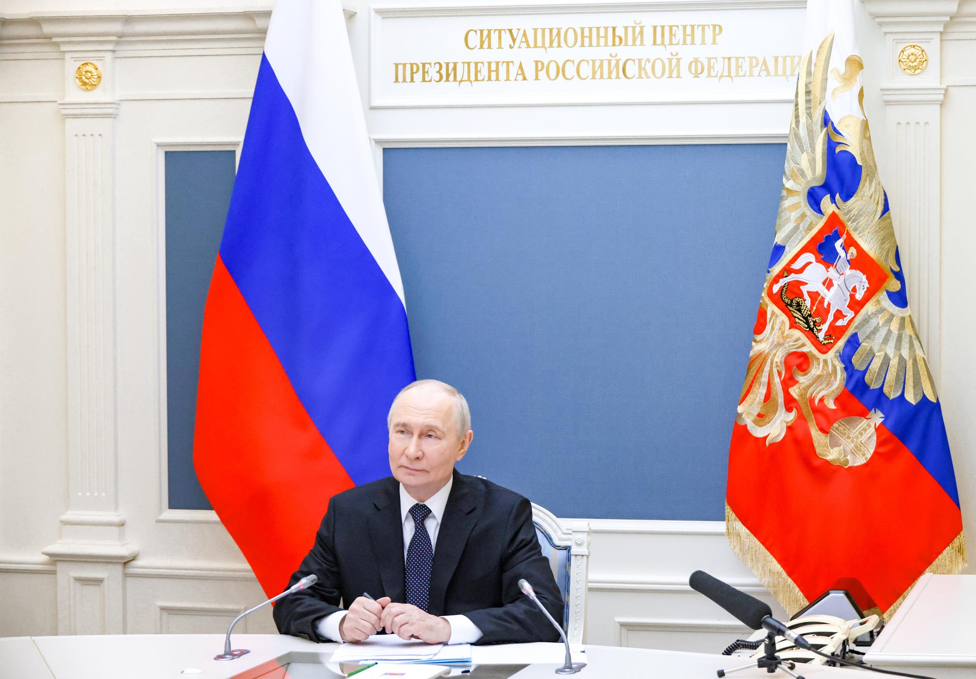 El presidente ruso Vladimir Putin asiste a una reunión con el presidente bielorruso Alexander Lukashenko (no aparece en la imagen) sobre los ejercicios de las fuerzas nucleares rusas por videoconferencia en Moscú, Rusia, el 21 de mayo de 2026. (Bielorrusia, Rusia, Moscú) EFE/EPA/MIKHAIL METZEL/SPUTNIK/KREMLIN POOL MANDATORY CREDIT
