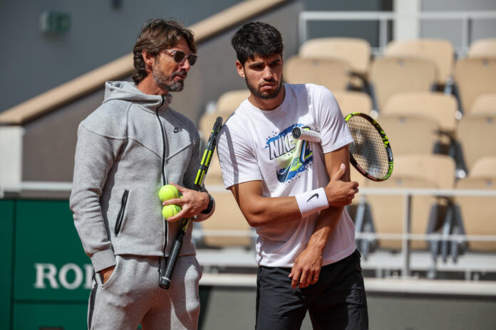 Fotografía de archivo del 17 de diciembre de 2025, en la que puede verse al tenista Carlos Alcaraz (d) y a su entonces entrenador Juan Carlos Ferrero. EFE/ Christophe Petit Tesson
