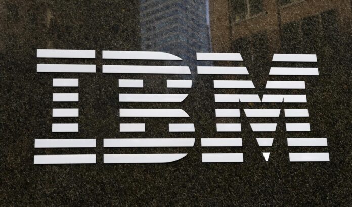 Fotografía de archivo que muestra el logotipo del grupo informático IBM, en Nueva York, Estados Unidos. EFE/JASON SZENES
