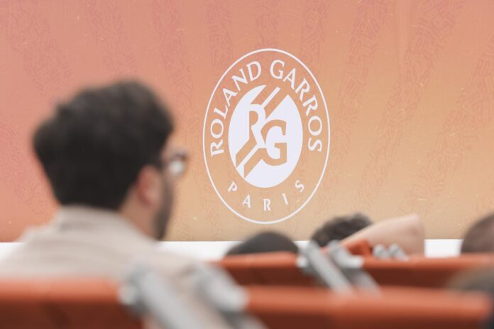 Fotografía de Teresa Suarez, en la que puede verse en una imagen de archivo del 4 de junio de 2025 a aficionados en la 'fan zone' durante el torneo de tenis de Roland Garros. EFE
