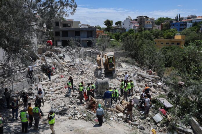 Los equipos de rescate libaneses buscan entre los escombros a las víctimas de una casa destruida un día después de que un ataque aéreo israelí impactara la aldea de Deir Qanoun al Nahr, Líbano, el 20 de mayo de 2026. Según la Unidad de Gestión de Desastres del gobierno libanés, los ataques israelíes en el sur del Líbano habían causado la muerte de 19 personas hasta el 20 de mayo de 2026. Más de 31.450 familias han sido desplazadas internamente en refugios colectivos en el Líbano desde que comenzó la escalada el 2 de marzo, mientras que los ataques israelíes en todo el Líbano han causado la muerte de más de 3.045 personas y han herido a más de 9.310 desde el inicio de las hostilidades reanudadas entre Israel y Hezbolá. (Líbano, Hizbulá/Hezbolá) EFE/EPA/WAEL HAMZEH
