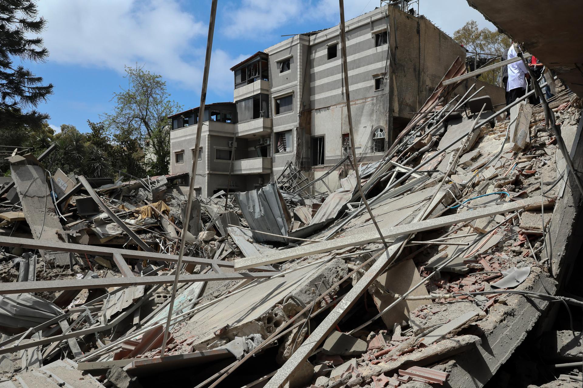 Daños en el lugar donde se ubicaba un centro de paramédicos de Hezbolá, un día después de que un ataque aéreo israelí impactara la aldea de Maashouk, en el sur del Líbano, el 20 de mayo de 2026. Según la Unidad de Gestión de Desastres del gobierno libanés, los ataques israelíes en el sur del Líbano habían causado la muerte de 19 personas hasta el 20 de mayo de 2026. Más de 31.450 familias han sido desplazadas internamente en refugios colectivos en el Líbano desde que comenzó la escalada el 2 de marzo, mientras que los ataques israelíes en todo el Líbano han causado la muerte de más de 3.045 personas y herido a más de 9.310 desde el inicio de las hostilidades entre Israel y Hezbolá. (Líbano, Hizbulá/Hezbolá) EFE/EPA/WAEL HAMZEH
