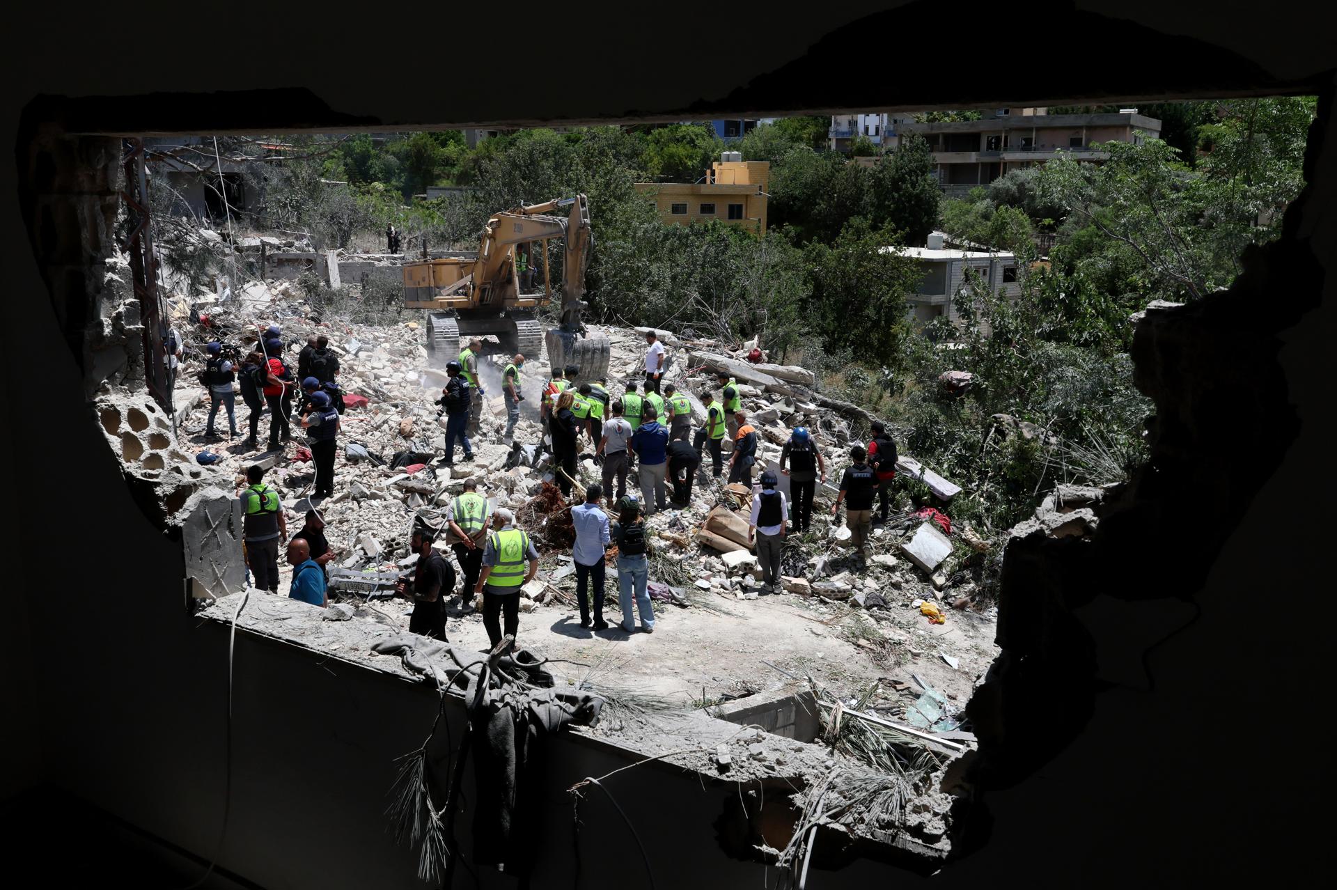 Los equipos de rescate libaneses buscan entre los escombros a las víctimas de una casa destruida un día después de que un ataque aéreo israelí impactara la aldea de Deir Qanoun al Nahr, Líbano, el 20 de mayo de 2026. Según la Unidad de Gestión de Desastres del gobierno libanés, los ataques israelíes en el sur del Líbano habían causado la muerte de 19 personas hasta el 20 de mayo de 2026. Más de 31.450 familias han sido desplazadas internamente en refugios colectivos en el Líbano desde que comenzó la escalada el 2 de marzo, mientras que los ataques israelíes en todo el Líbano han causado la muerte de más de 3.045 personas y han herido a más de 9.310 desde el inicio de las hostilidades reanudadas entre Israel y Hezbolá.
 (Líbano, Hizbulá/Hezbolá) EFE/EPA/WAEL HAMZEH
