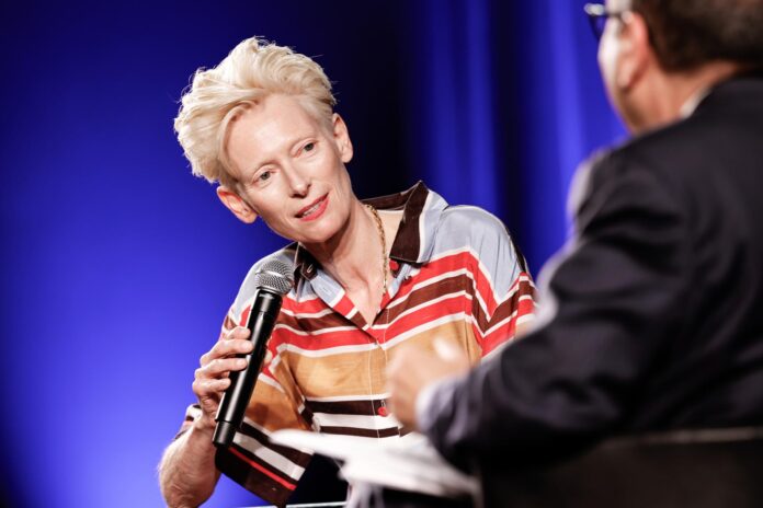 La actriz británica Tilda Swinton (izquierda) y Didier Allouch conversan durante el encuentro con Tilda Swinton en el marco del 79º Festival de Cine de Cannes, en Cannes, Francia, el 21 de mayo de 2026. El festival se celebra del 12 al 23 de mayo de 2026. (Cine, Francia) EFE/EPA/TERESA SUAREZ / POOL
