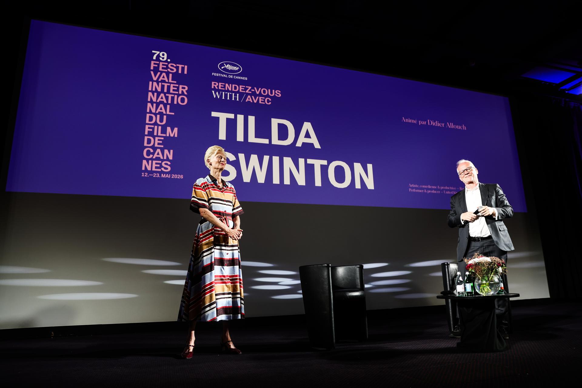 La actriz británica Tilda Swinton (izquierda) y Didier Allouch conversan durante el encuentro con Tilda Swinton en el marco del 79º Festival de Cine de Cannes, en Cannes, Francia, el 21 de mayo de 2026. El festival se celebra del 12 al 23 de mayo de 2026.(Cine, Francia) EFE/EPA/TERESA SUAREZ / POOL
