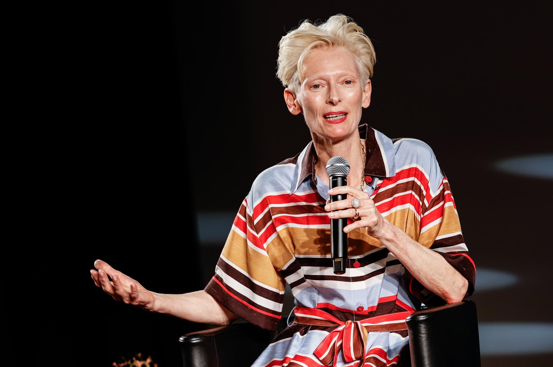 La actriz británica Tilda Swinton (izquierda) y Didier Allouch conversan durante el encuentro con Tilda Swinton en el marco del 79º Festival de Cine de Cannes, en Cannes, Francia, el 21 de mayo de 2026. El festival se celebra del 12 al 23 de mayo de 2026.(Cine, Francia) EFE/EPA/TERESA SUAREZ / POOL
