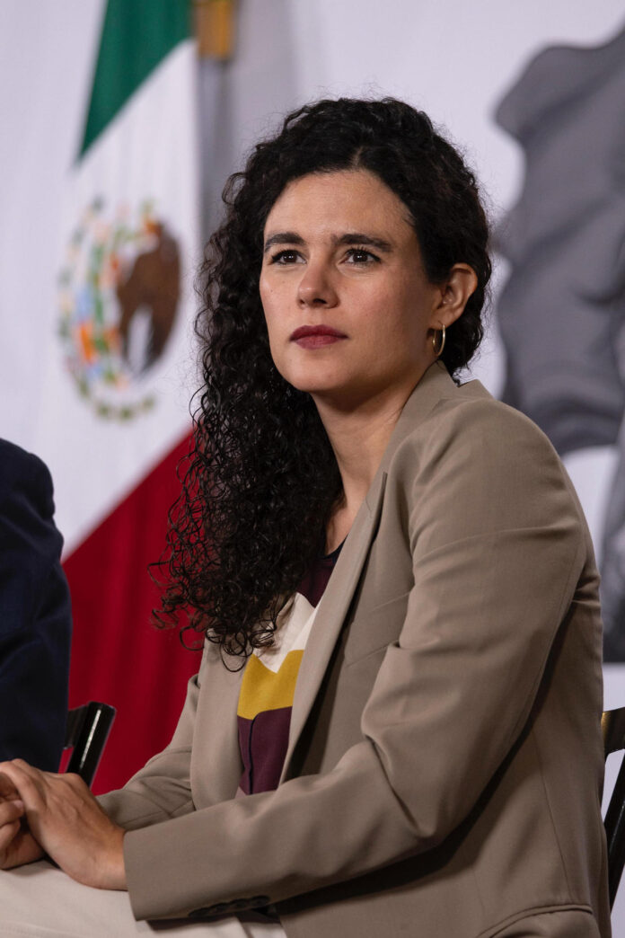 Fotografía cedida por la presidencia de México de la consejera jurídica de la presidencia, María Luisa Alcalde, durante una rueda de prensa este jueves, en el Palacio Nacional de la Ciudad de México (México). EFE/ Presidencia de México/SOLO USO EDITORIAL/NO VENTAS/ SOLO DISPONIBLE PARA ILUSTRAR LA NOTICIA QUE ACOMPAÑA(CRÉDITO OBLIGATORIO)
