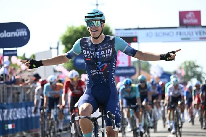 El belga Alec Segaert (Bahrain Victorious) ha sido el vencedor de la duodécima etapa del Giro de Italia disputada entre Imperia y Novi Ligure, de 175 km. EFE/EPA/LUCA ZENNARO

