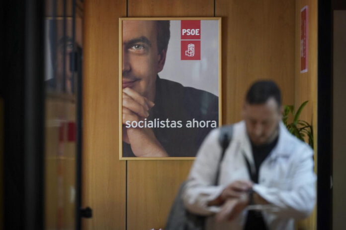 .-Imagen de un cartel electoral del expresidente José Luis Rodríguez Zapatero ubicado en la sede de los socialistas castellanoleoneses en Valladolid, un día después de conocerse la imputación del que fuera secretario general del PSOE en la trama Plus Ultra.- EFE/ Nacho Gallego
