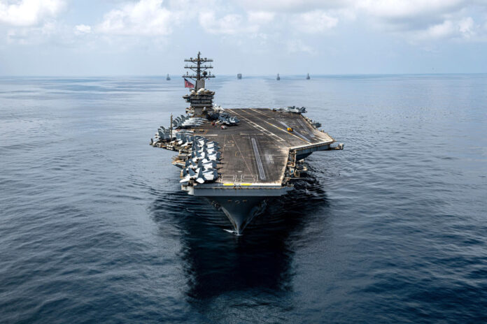 Fotografía cedida por el Comando Sur de Estados Unidos que muestra el portaviones USS Nimitz (CVN 68) y el destructor de misiles guiados USS Gridley (DDG 101). EFE/ Comando Sur EEUU
