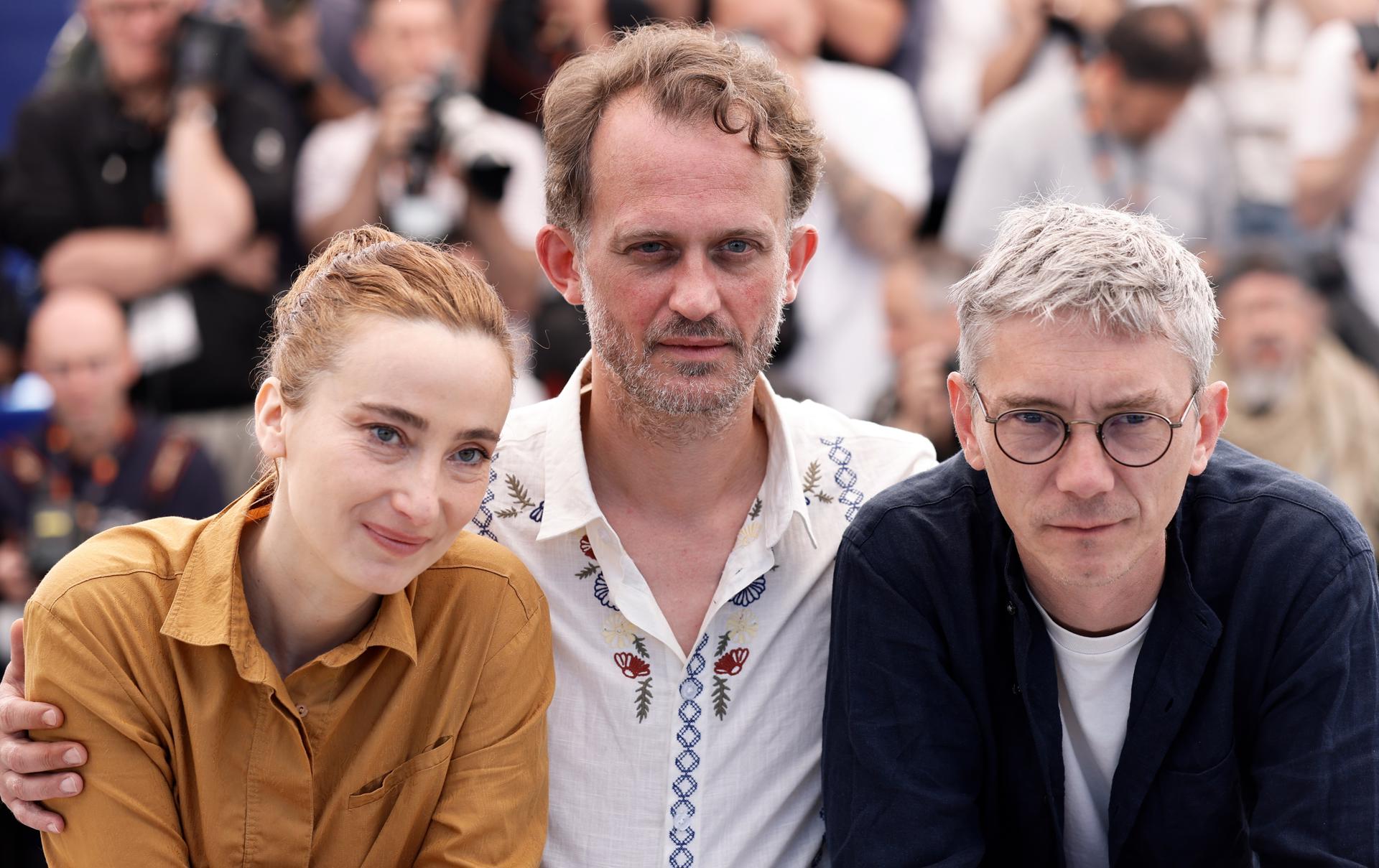 - (De izquierda a derecha) Sandrine Blancke, el director Emmanuel Marre y Swann Arlaud asisten a la sesión fotográfica de 'Un hombre de su tiempo' (Notre Salut) durante el 79º Festival de Cine de Cannes, en Cannes, Francia, el 21 de mayo de 2026. El festival se celebra del 12 al 23 de mayo de 2026. (Cine, Francia) EFE/EPA/TERESA SUAREZ
