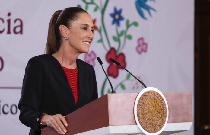 Fotografía cedida por la Presidencia de México de la mandataria Claudia Sheinbaum hablando durante una rueda de prensa este jueves, en el Palacio Nacional de la Ciudad de México (México). EFE/Presidencia de México/SOLO USO EDITORIAL/NO VENTAS/ SOLO DISPONIBLE PARA ILUSTRAR LA NOTICIA QUE ACOMPAÑA(CRÉDITO OBLIGATORIO)
