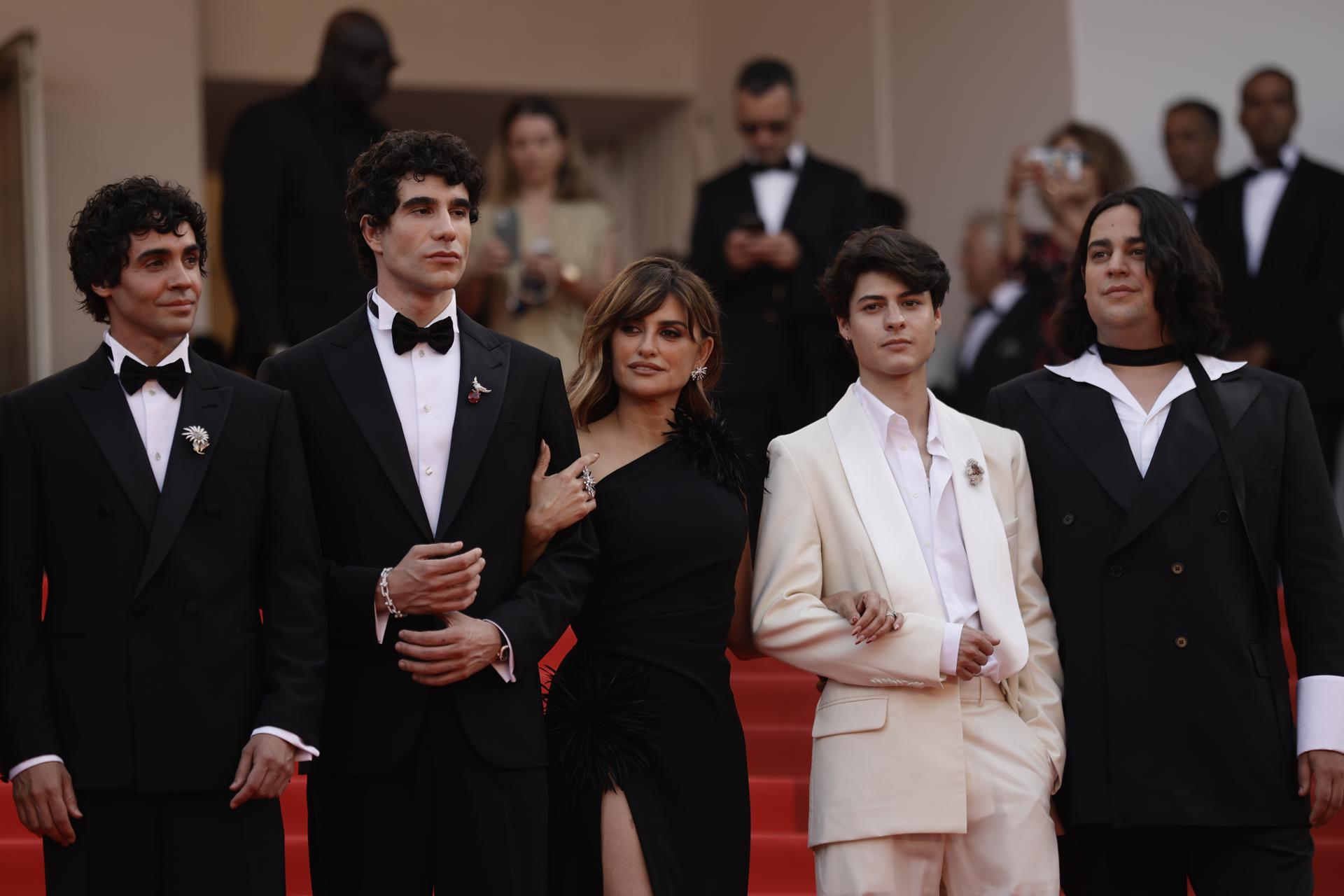 (De izquierda a derecha) Javier Ambrossi, Javier Calvo, Penélope Cruz, Milo Quifes y Carlos González asisten al estreno de 'La Bola Negra' durante el 79º Festival de Cine de Cannes, en Cannes, Francia, el 21 de mayo de 2026. El festival se celebra del 12 al 23 de mayo de 2026.(Cine, Francia) EFE/EPA/TERESA SUAREZ