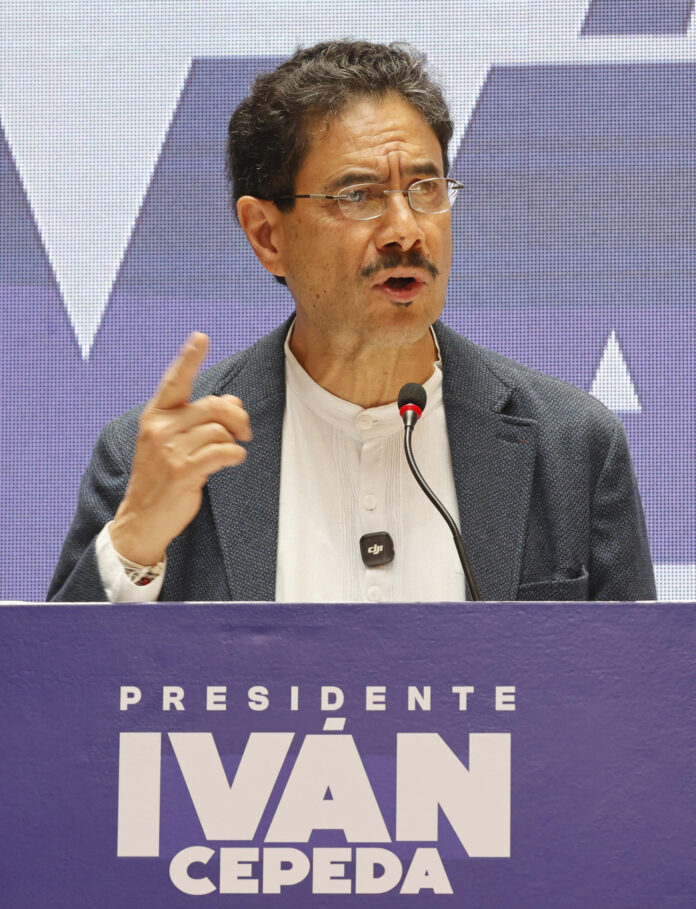 El senador colombiano Iván Cepeda, y candidato presidencial del partido oficialista Pacto Histórico, habla en una rueda de prensa este jueves, a 10 días de las elecciones el 31 de mayo, en Bogotá (Colombia). EFE/ Mauricio Dueñas Castañeda
