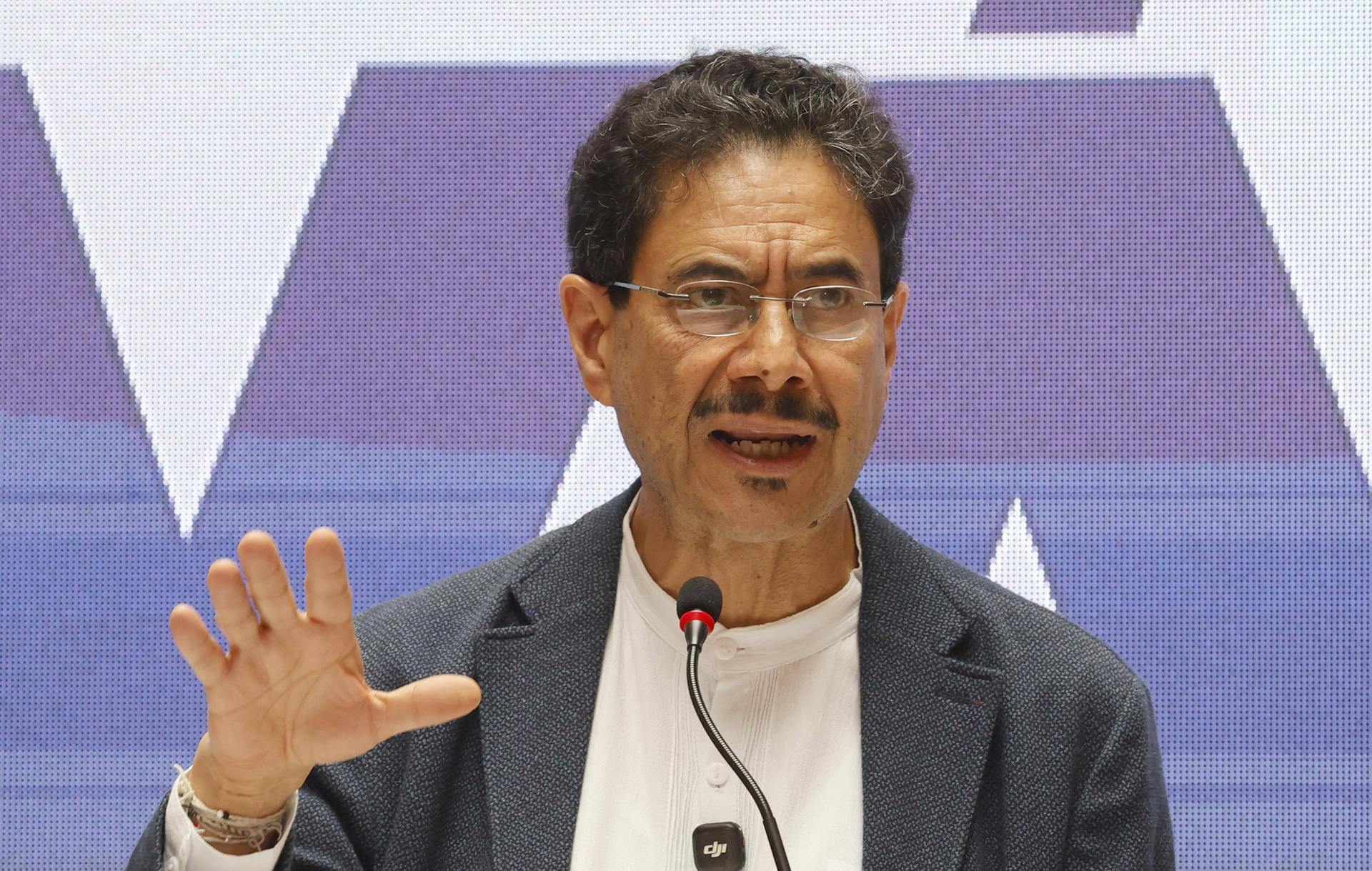 El candidato presidencial del oficialismo colombiano, Iván Cepeda, habla durante una rueda de prensa este jueves, donde presentó un paquete de siete programas sociales con los que busca centrar su campaña en la lucha contra la pobreza y la desigualdad, a diez días de las elecciones presidenciales del próximo 31 de mayo. EFE/ Mauricio Dueñas Castañeda
