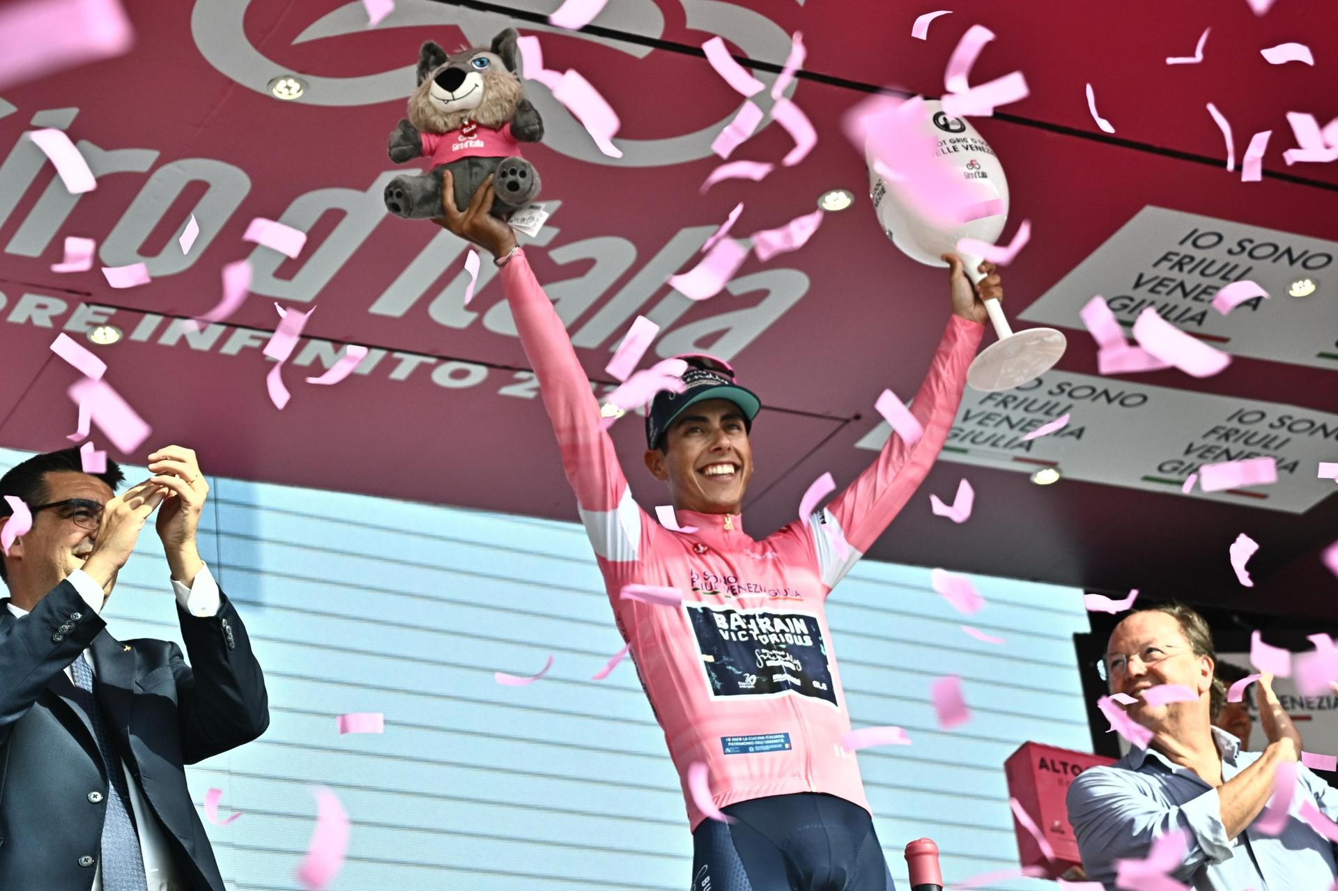 El ciclista portugués Afonso Eulalio, del equipo Bahrain Victorious y que conserva el maillot rosa de líder de la general, posa en el podio tras la 12ª etapa del 109º Giro de Italia. EFE/EPA/LUCA ZENNARO
