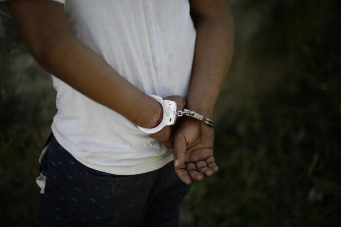 El individuo, identificado como Harold Borrero Borrero, mejor conocido como 'Wassa', fue detenido por agentes adscritos a la División de Inteligencia y Arrestos Especiales de Bayamón en la urbanización Ciudad Jardín 3. Fotografía de archivo. EFE/ Rodrigo Sura
