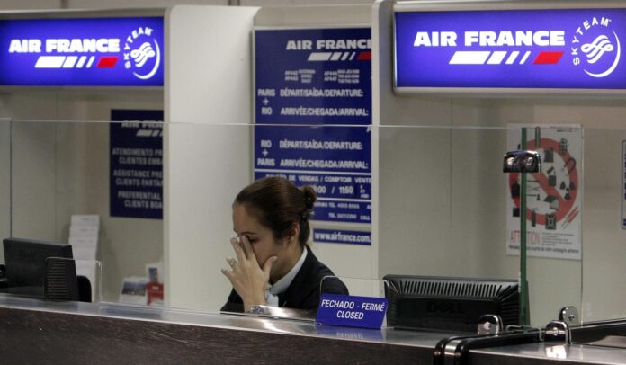 FOTO ARCHIVO.- Una empleada de la empresa Air France trabaja hoy, 1 de junio de 2009, en una oficina del aeropuerto Tom Jobim de Río de Janeiro (Brasil). El avión Airbus A330-200 de la compañía desapareció el pasado domingo en la noche con 228 personas a bordo cuando volaba entre esta ciudad y París. Según fuentes aeronáuticas, la Fuerza Aérea brasileña ya comenzó las operaciones de búsqueda de la aeronave en el extenso litoral del país. EFE/ Antonio Lacerda
