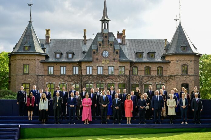 Los ministros de Asuntos Exteriores de la OTAN posan con el secretario general Mark Rutte, el rey Carlos Gustavo y la reina Silvia de Suecia, y el primer ministro sueco Ulf Kristersson, para una foto de grupo frente al castillo de Sofiero, en Helsingborg, Suecia, el 21 de mayo de 2026.(Suecia) EFE/EPA/JOHAN NILSSON SWEDEN OUT
