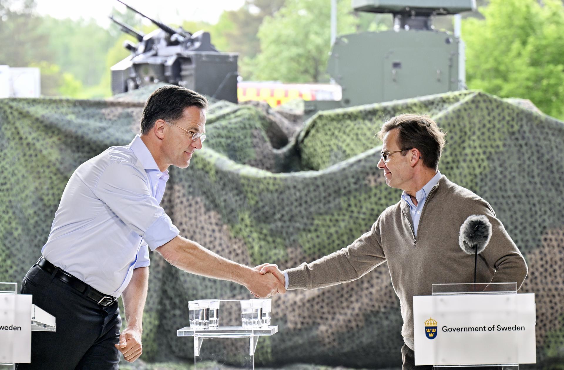 Mark Rutte (izq.), secretario general de la OTAN, y Ulf Kristersson (der.), primer ministro de Suecia, ofrecen una rueda de prensa durante una visita a la Agencia Sueca de Defensa Civil y Resiliencia en Revinge, Lund, Suecia, el 21 de mayo de 2026, en el marco de la reunión de la OTAN en Helsingborg.. (Suecia) EFE/EPA/Johan Nilsson SWEDEN OUT
