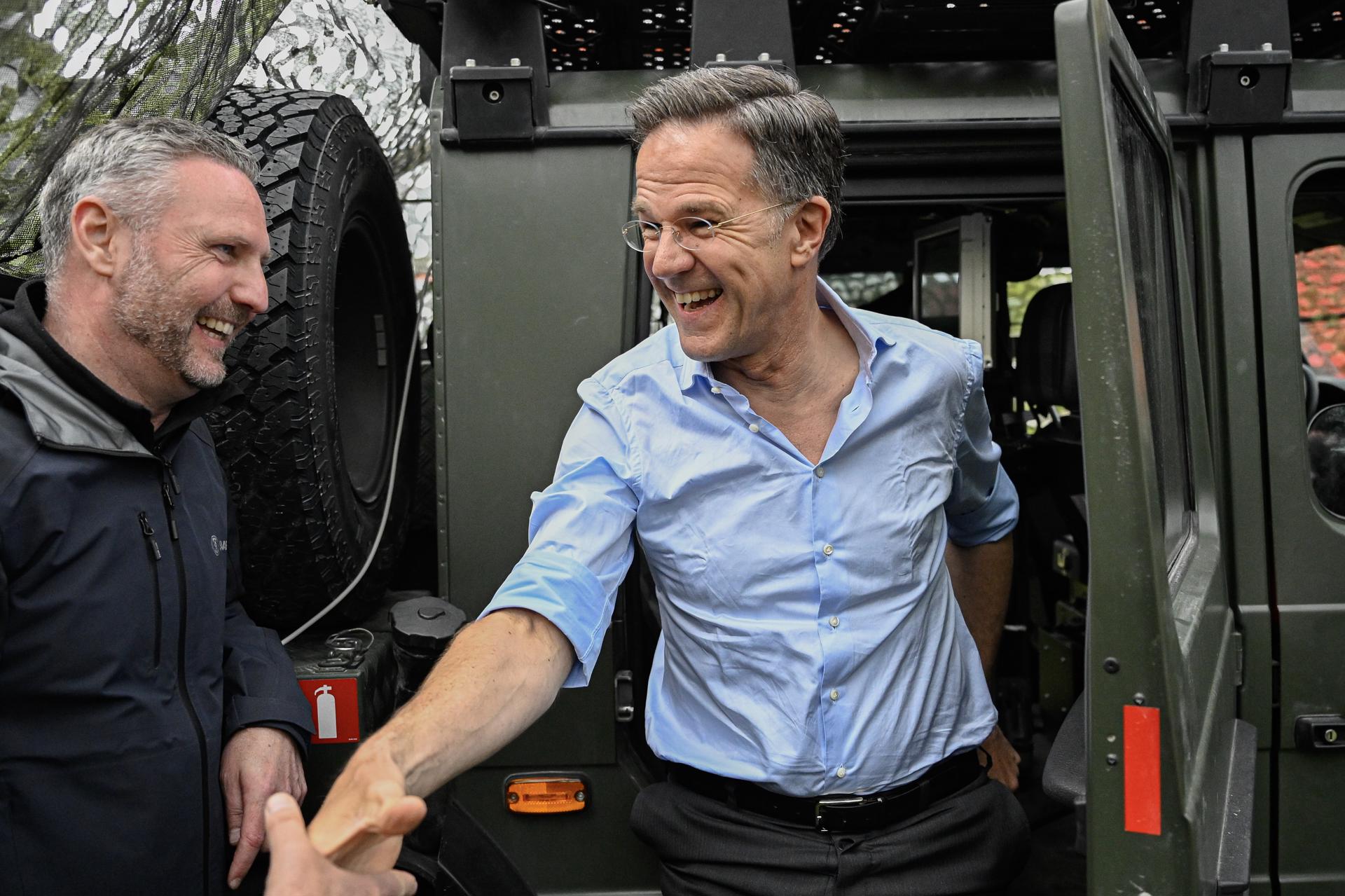- Mark Rutte (derecha), Secretario General de la OTAN, tras probar un sistema para derribar drones durante su visita a la Agencia Sueca de Defensa Civil y Resiliencia en Revinge, Lund, Suecia, el 21 de mayo de 2026, en el marco de la reunión de la OTAN en Helsingborg.(Suecia) EFE/EPA/Johan Nilsson SWEDEN OUT
