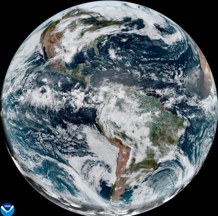Fotografía satelital cedida este jueves por la Oficina Nacional de Administración Oceánica y Atmosférica de Estados Unidos (NOAA) a través del Centro Nacional de Huracanes (NHC) que muestra el estado del clima en el Atlántico y el Pacífico. EFE/ NOAA-NHC /SOLO USO EDITORIAL/NO VENTAS/ SOLO DISPONIBLE PARA ILUSTRAR LA NOTICIA QUE ACOMPAÑA (CRÉDITO OBLIGATORIO)
