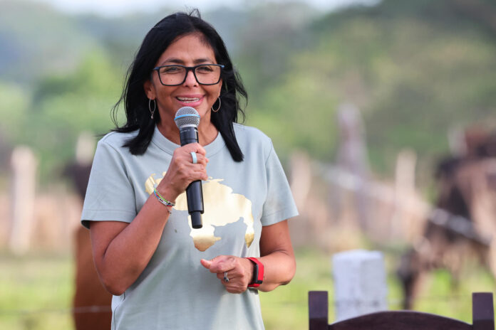 Fotografía cedida por el Palacio de Miraflores que muestra a la presidenta encargada, Delcy Rodríguez, hablando durante una actividad en Bolívar (Venezuela). EFE/ Palacio de Miraflores /SOLO USO EDITORIAL/ NO VENTAS/ SOLO DISPONIBLE PARA ILUSTRAR LA NOTICIA QUE ACOMPAÑA (CRÉDITO OBLIGATORIO)
