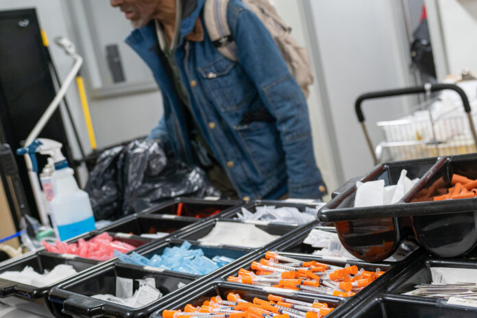 Fotografía de archivo que muestra elementos para el consumo controlado de drogas en la sede de la organización OnPoint NYC, en Nueva York (EEUU). EFE/ Ángel Colmenares
