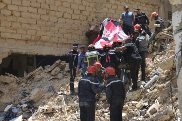 Los equipos de rescate buscan entre los escombros de un edificio de cuatro plantas que se derrumbó durante la noche en la ciudad marroquí de Fez, Marruecos, el 21 de mayo de 2026. Las autoridades locales confirmaron que al menos cuatro personas murieron y otras seis resultaron heridas en el incidente. (Marruecos) EFE/EPA/ALAOUI MRANI
