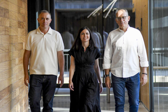 Los periodistas (i-d) Mikel Ayestarán, Cristina Olea y José Antonio Guardiola, finalistas del XLI Premio 'Cirilo Rodríguez', este jueves en Segovia. EFE/Pablo Martín
