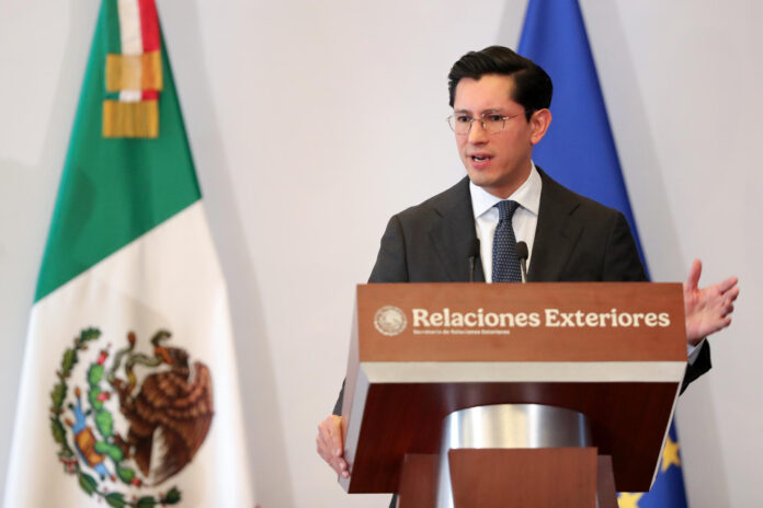 El secretario de Relaciones Exteriores de México, Roberto Velasco, habla en una rueda de prensa conjunta con la alta representante de la Unión Europea para la Política Exterior y Seguridad, Kaja Kallas, este jueves, en Ciudad de México (México). EFE/Mario Guzmán
