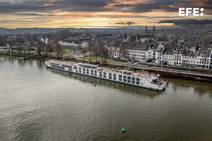 Fotografía aérea cedida por Dustin Brank que muestra el crucero Riverside Debussy, barco gemelo idéntico al Riverside Mahler. Riverside Luxury Cruises anunció el debut del Riverside Mahler en 2028, lo que supondrá la primera vez que este buque navegue bajo la bandera de la marca y representará una de las acciones enmarcadas en el objetivo que tiene la compañía de ampliar su flota. EFE/ Dustin Brank /SOLO USO EDITORIAL/ NO VENTAS/ SOLO DISPONIBLE PARA ILUSTRAR LA NOTICIA QUE ACOMPAÑA (CRÉDITO OBLIGATORIO)

