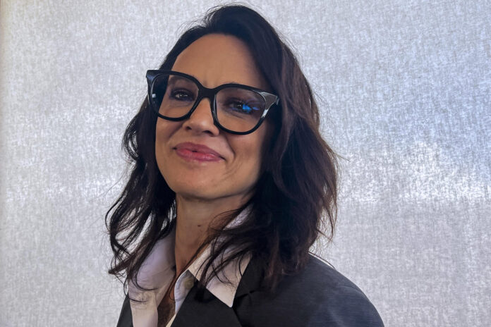 - La actriz italiana Asia Argento durante una mesa redonda con periodistas este jueves, en Cannes (Francia). Tras su impactante discurso de 2018 en el que, en plena entrega de premios, Asia Argento contó que había sido violada allí por Harvey Weinstein, la controvertida actriz italiana regresó este año a Cannes de la mano de la película venezolana 'La muerte no tiene dueño', de Jorge Thielen Armand. 