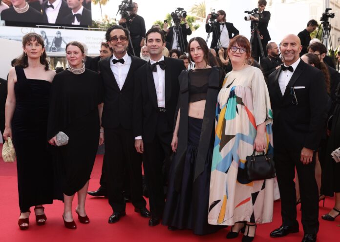 Dyveke Graver (2-D), Adria Mones (3-I), la directora Maria Martinez Bayona (3-D), Kamilla Hodol (2-D) y Emilie Jouffroy (I) asisten al estreno de 'La Bola Negra' durante el 79º Festival de Cine de Cannes, en Cannes, Francia, el 21 de mayo de 2026. El festival de cine se celebra del 12 al 23 de mayo de 2026.Cine, Francia) EFE/EPA/TERESA SUAREZ
