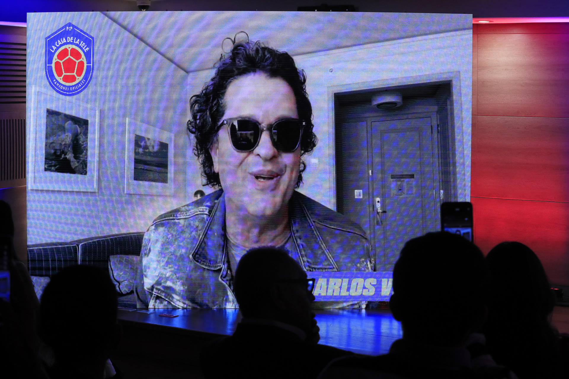 El cantante colombiano Carlos Vives habla por videollamada en una rueda de prensa en Bogotá (Colombia). EFE/ Carlos Ortega
